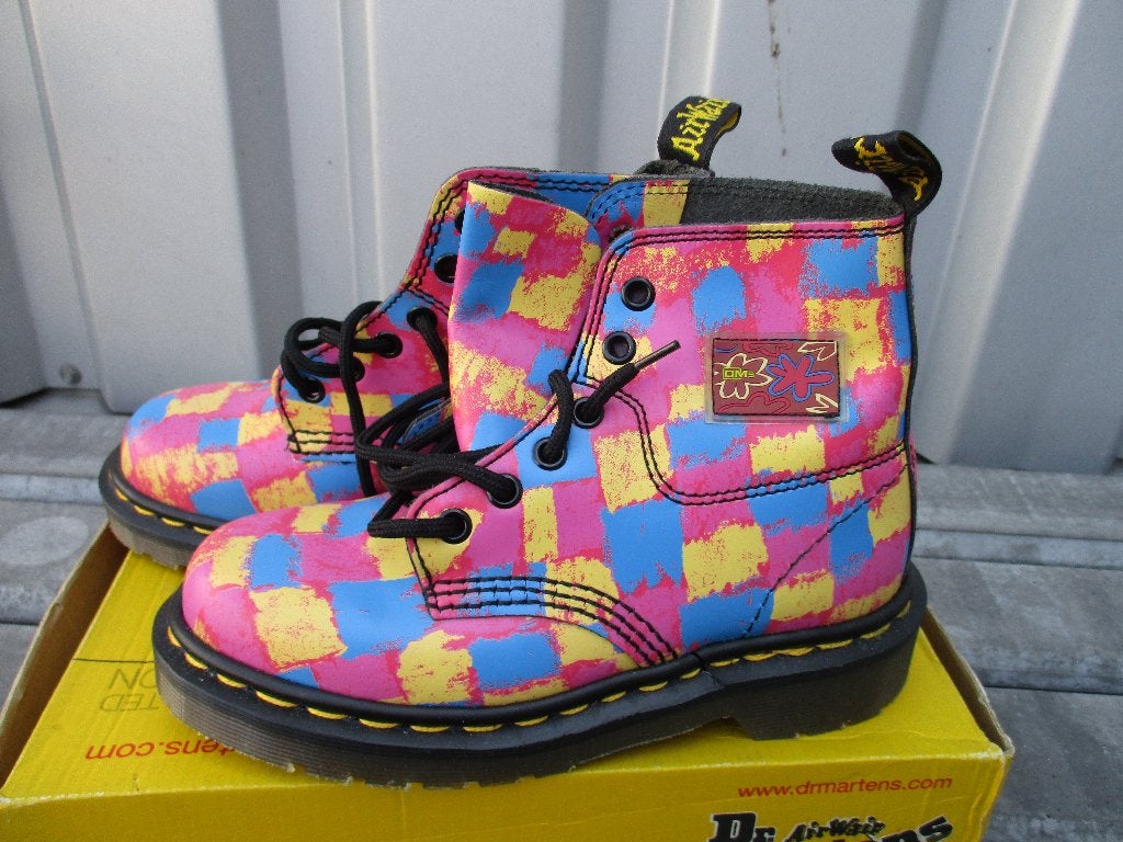 Dr Martens 6 eyelet boot pink chequers size 33, Meisje, Dr martens, Schoenen, Nieuw