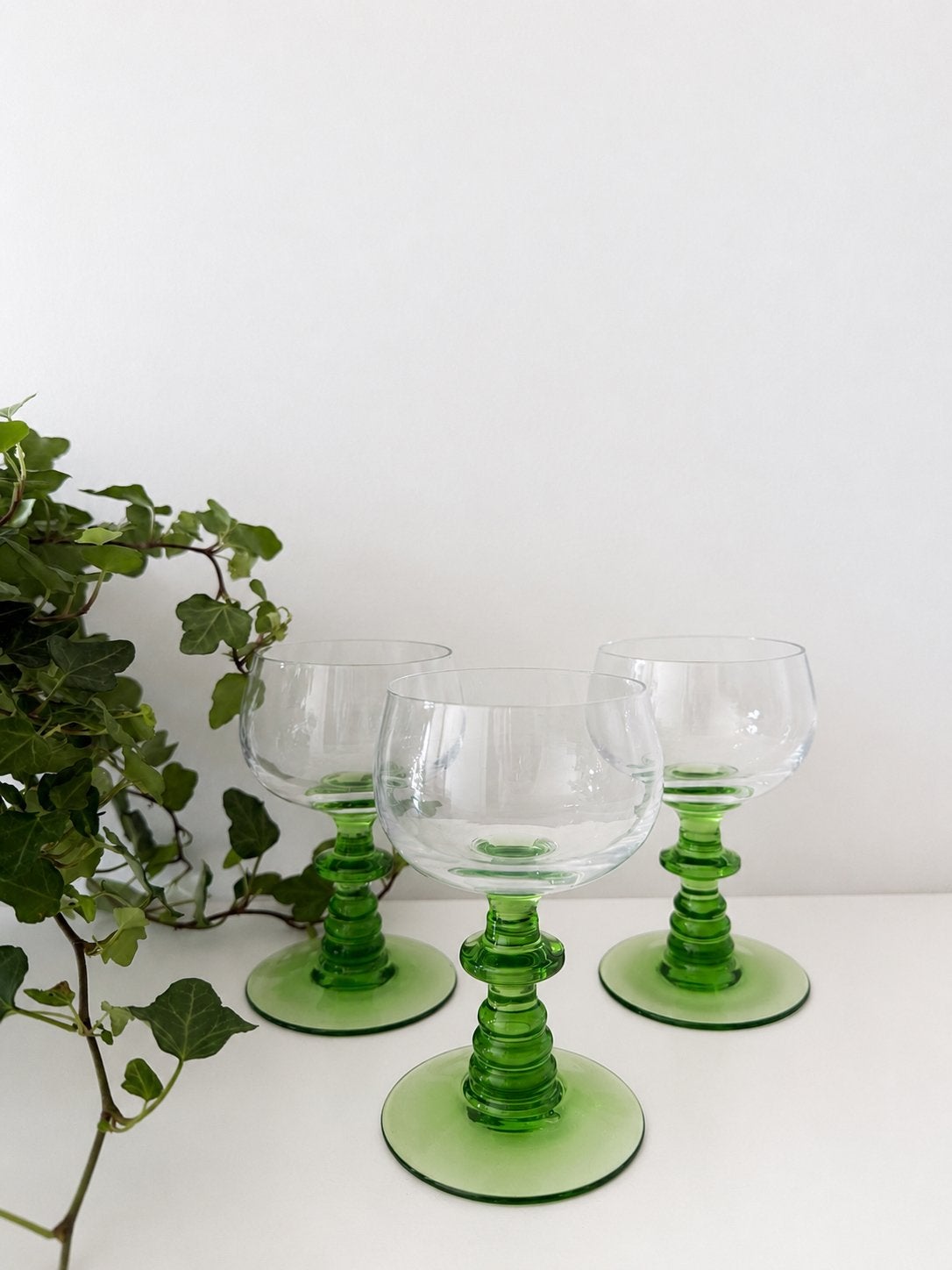 Set van 3 vintage glazen met groene voet, Antiek en Kunst, Antiek | Glas en Kristal, Ophalen of Verzenden
