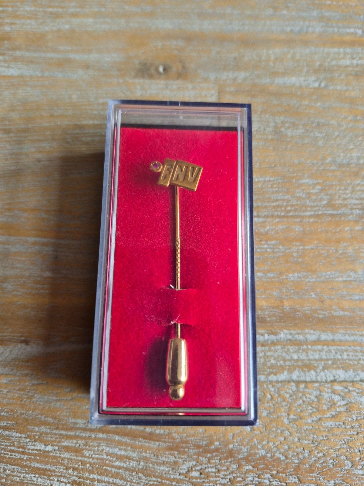 Gouden FNV jubileum speld met robijntje, Verzamelen, Ophalen of Verzenden, Zo goed als nieuw, Overige onderwerpen, Speldje of Pin