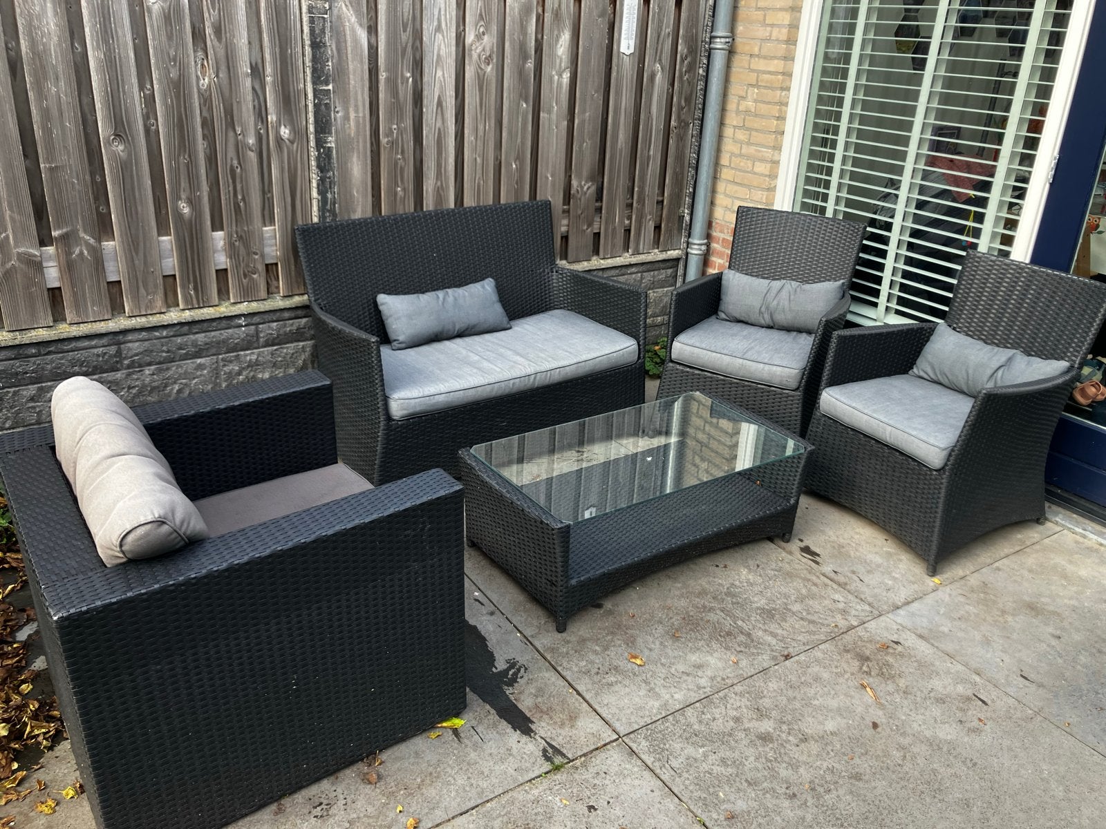 Zwarte  Loungeset met Glazen Salontafel