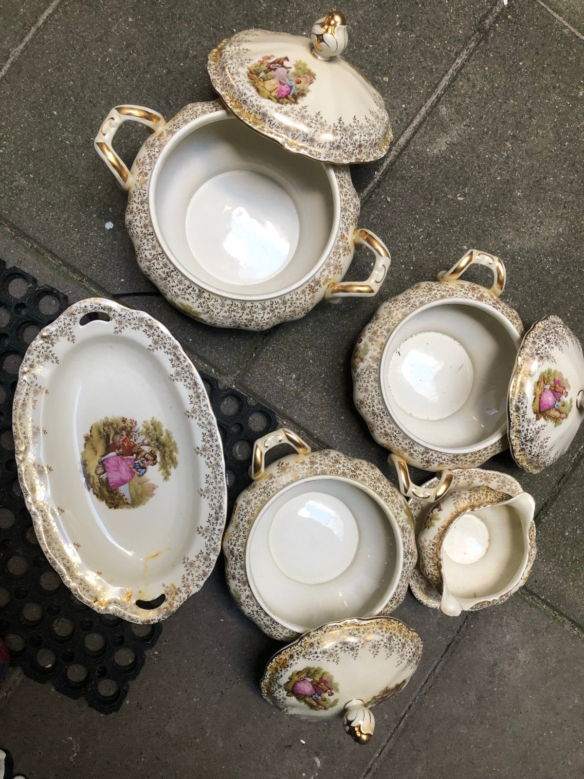 Antiek servies met gouden details en romantische taferelen, Ophalen of Verzenden