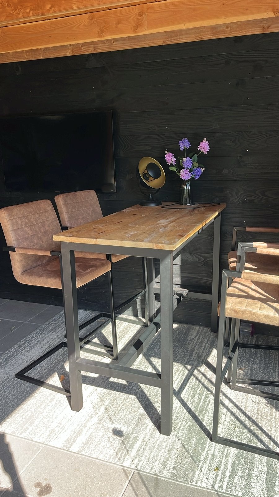 Bartafel mangohout + 4 barkrukken Lizzy (Leen Bakker) cognac, Ophalen, Zo goed als nieuw, Inclusief barstoelen
