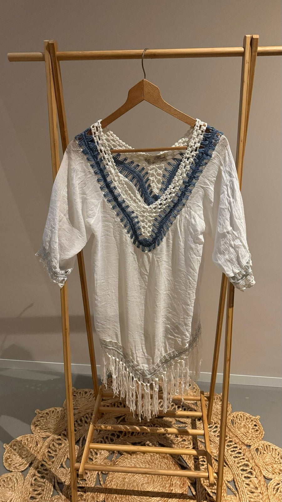 Mizumi strandjurkje met blauw gehaakt detail en franjes, Kleding | Dames, Jurken, Maat 38/40 (M), Wit, Nieuw, Ophalen of Verzenden