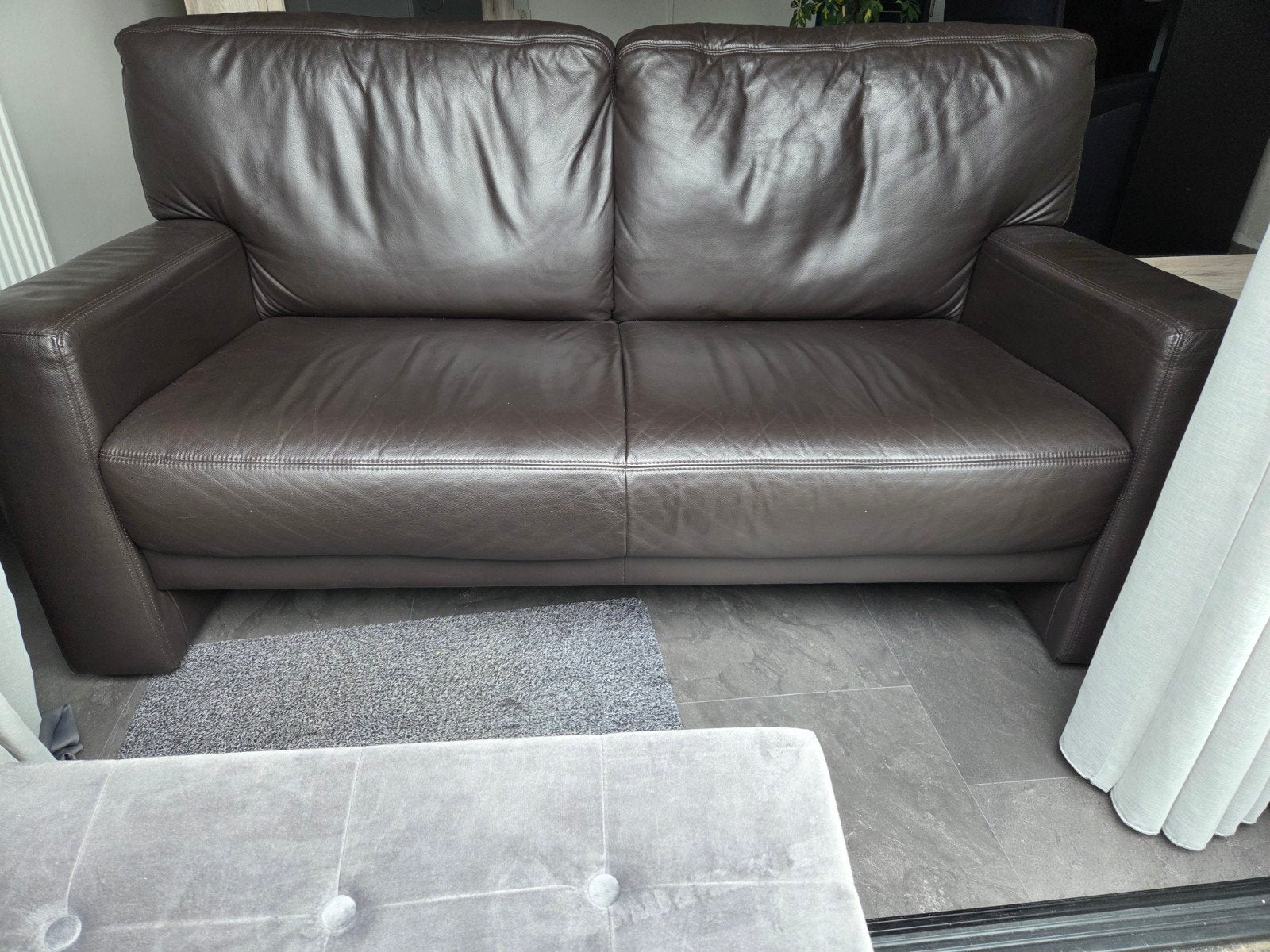 Comfortabele bruine leren tweezitsbank, Ophalen, 150 tot 200 cm, Tweepersoons, Zo goed als nieuw
