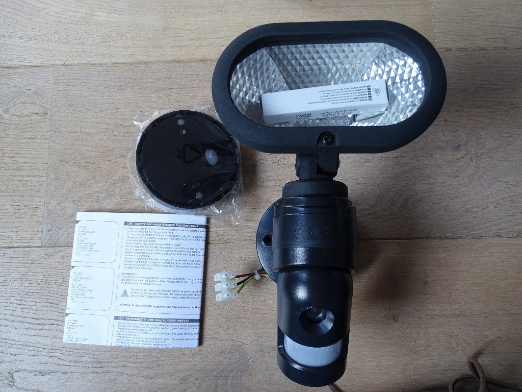 Nieuwe beveiligings-lamp en -camera reageert op beweging, Ophalen, Kunststof, Wandlamp, Nieuw