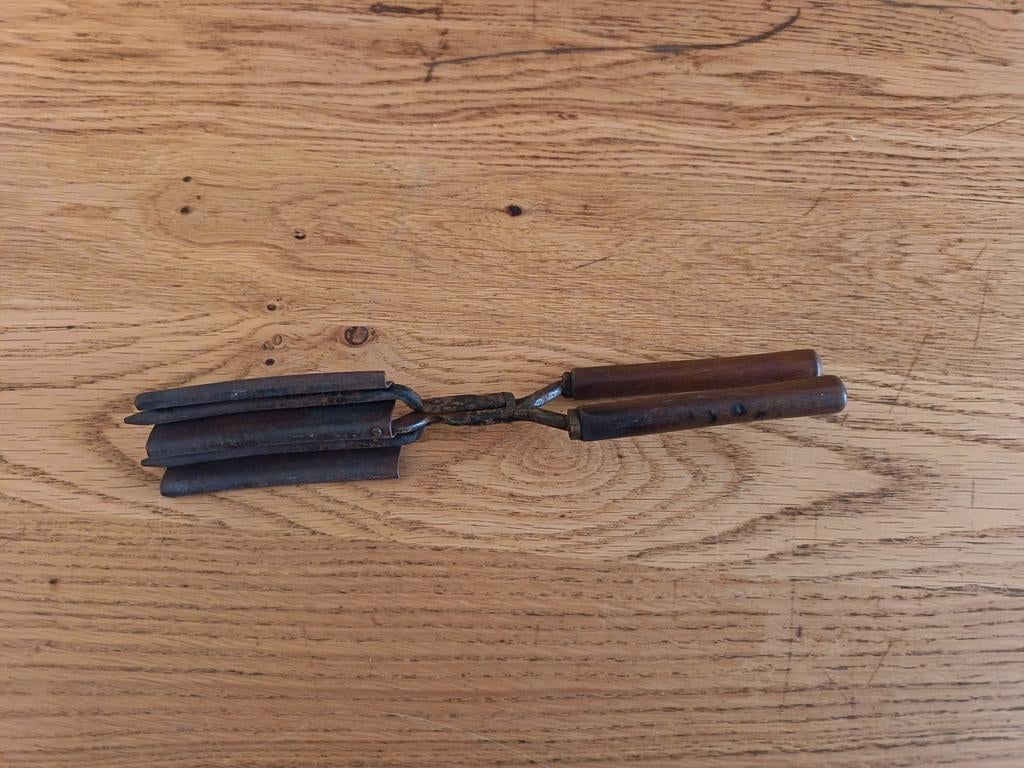 Antieke krultang met houten handvatten, Ophalen of Verzenden