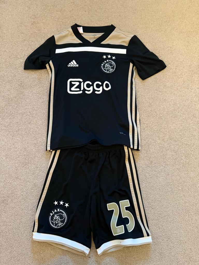Ajax Thuisshirt en Broekje Dolberg #25, Kinderen en Baby's, Kinderkleding | Overige, Zo goed als nieuw, Jongen of Meisje, Ophalen