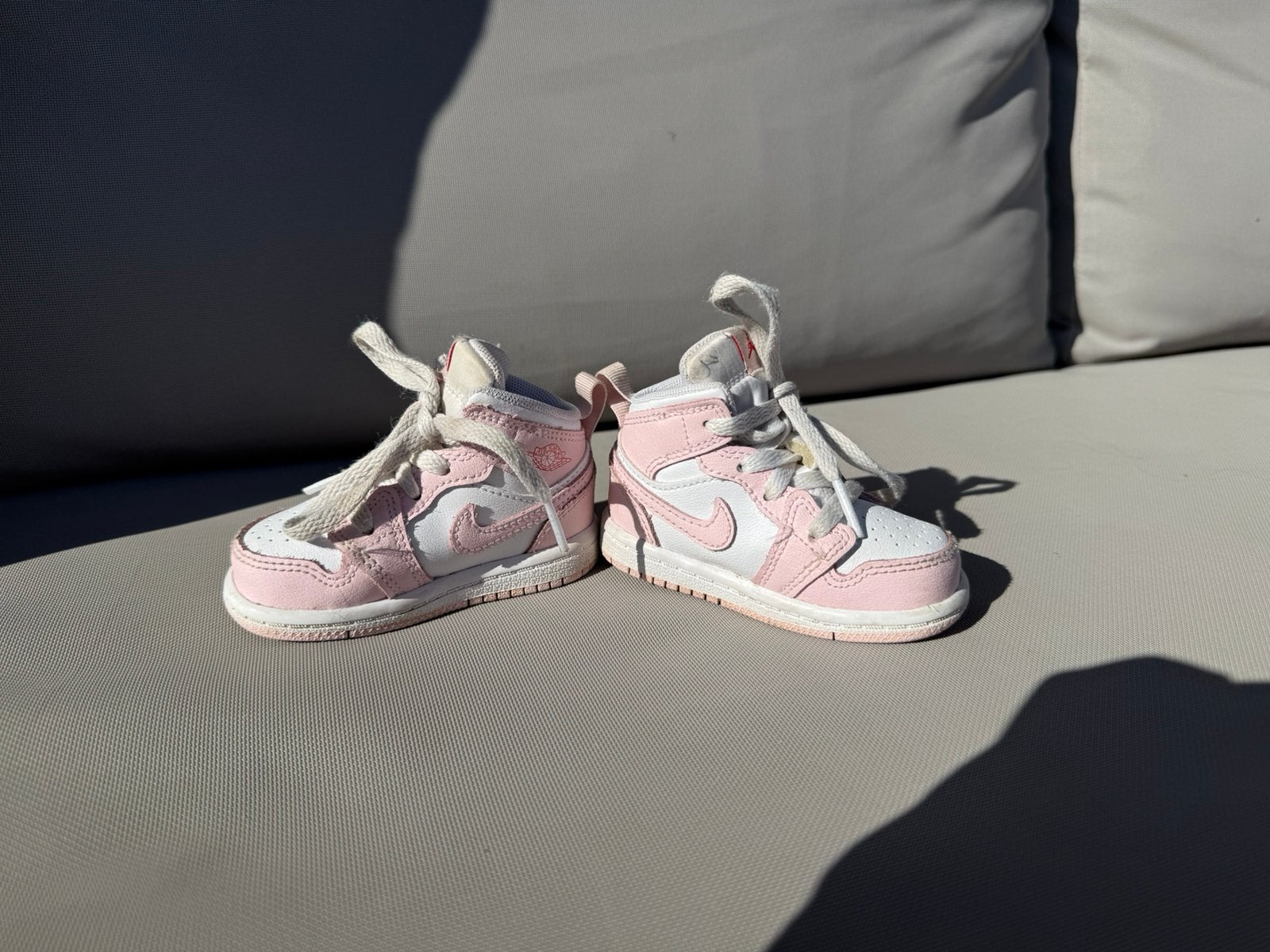 Nike jordan 1 mid roze, Ophalen of Verzenden, Gebruikt, Schoenen