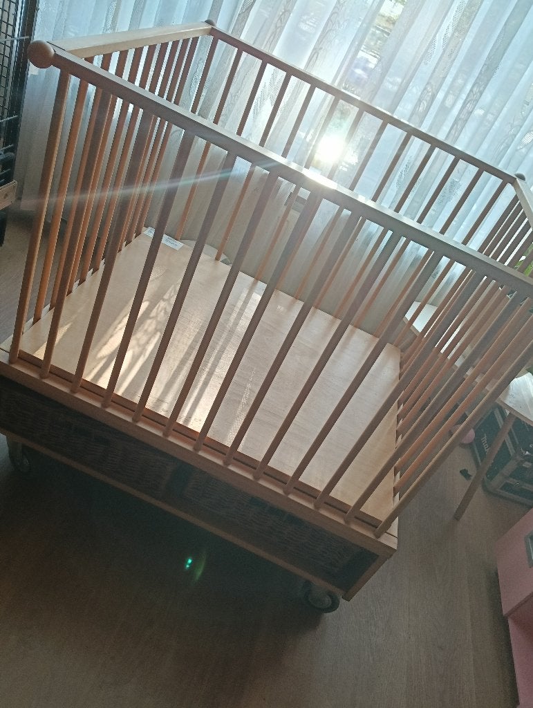 Mooie baby box, Ophalen, Zo goed als nieuw, Vierkant, Wieltjes