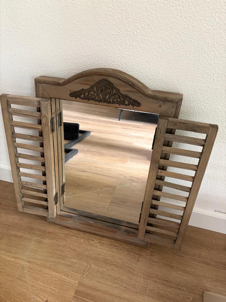 Decoratieve spiegel met luiken - Landelijke stijl, Ophalen, Zo goed als nieuw, Rechthoekig, 50 tot 75 cm