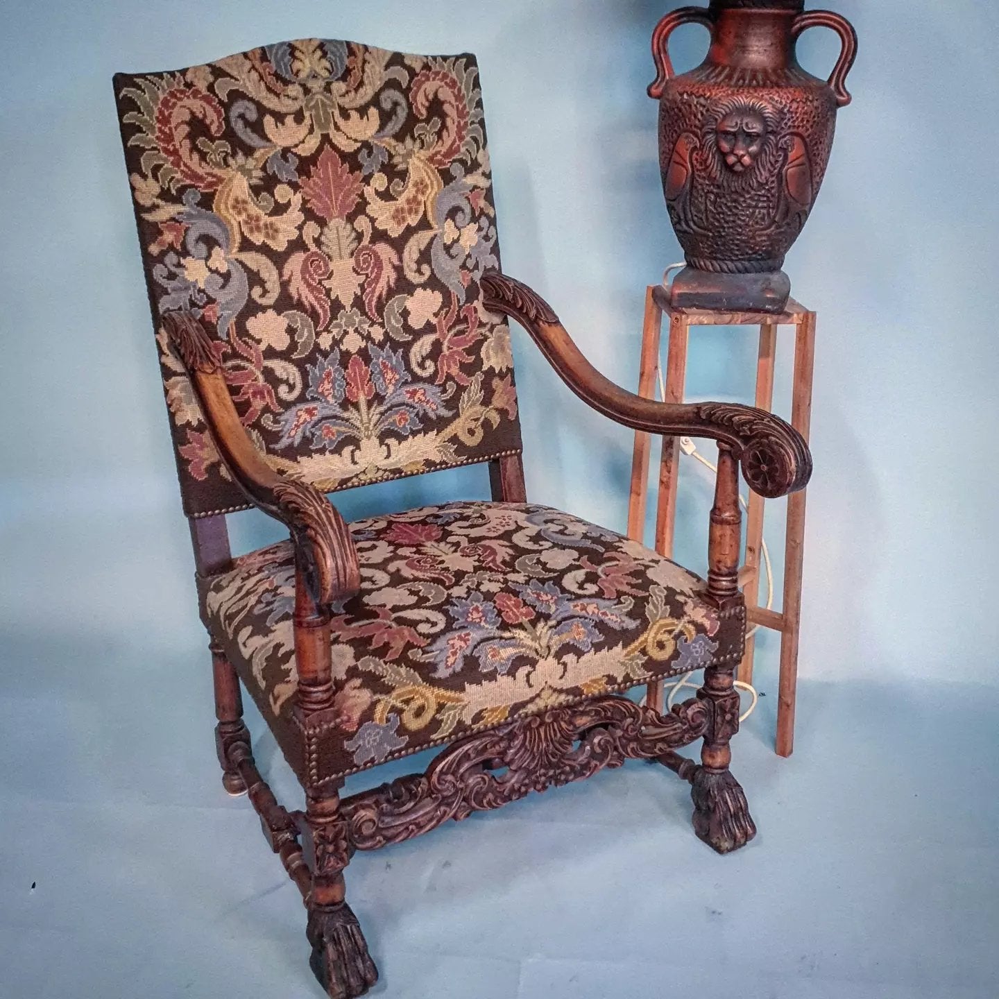 Antieke Gobelin Kasteelstoel met Rijkelijk Houtsnijwerk, Antiek en Kunst, Antiek | Meubels | Stoelen en Banken, Ophalen