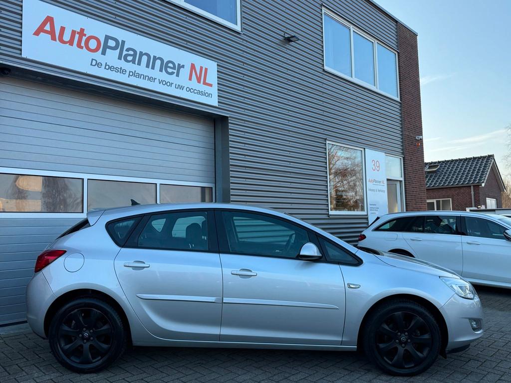 Opel Astra 1.4 Turbo Edition! Airco! Cruise! Navi! PDC!, Voorwielaandrijving, Euro 5, Stof, Gebruikt