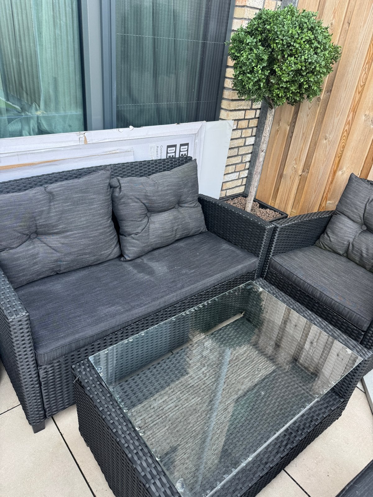 Zwarte Wicker Loungeset met Glazen Tafel, Tuin en Terras, 4 zitplaatsen, Gebruikt, Ophalen of Verzenden, Loungeset