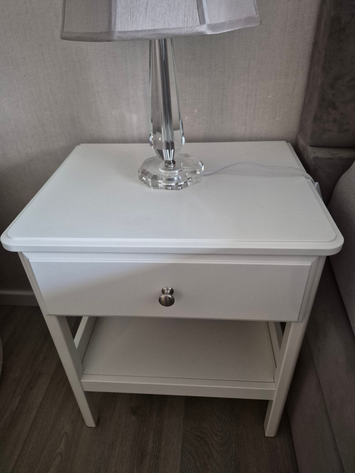Wit nachtkastje met lade en open vak, Gebruikt, 45 tot 65 cm, Hout, 55 tot 70 cm