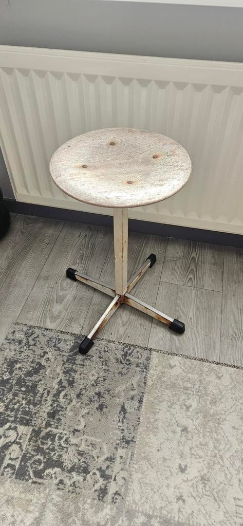Oud krukje met ronde zitting, Ophalen