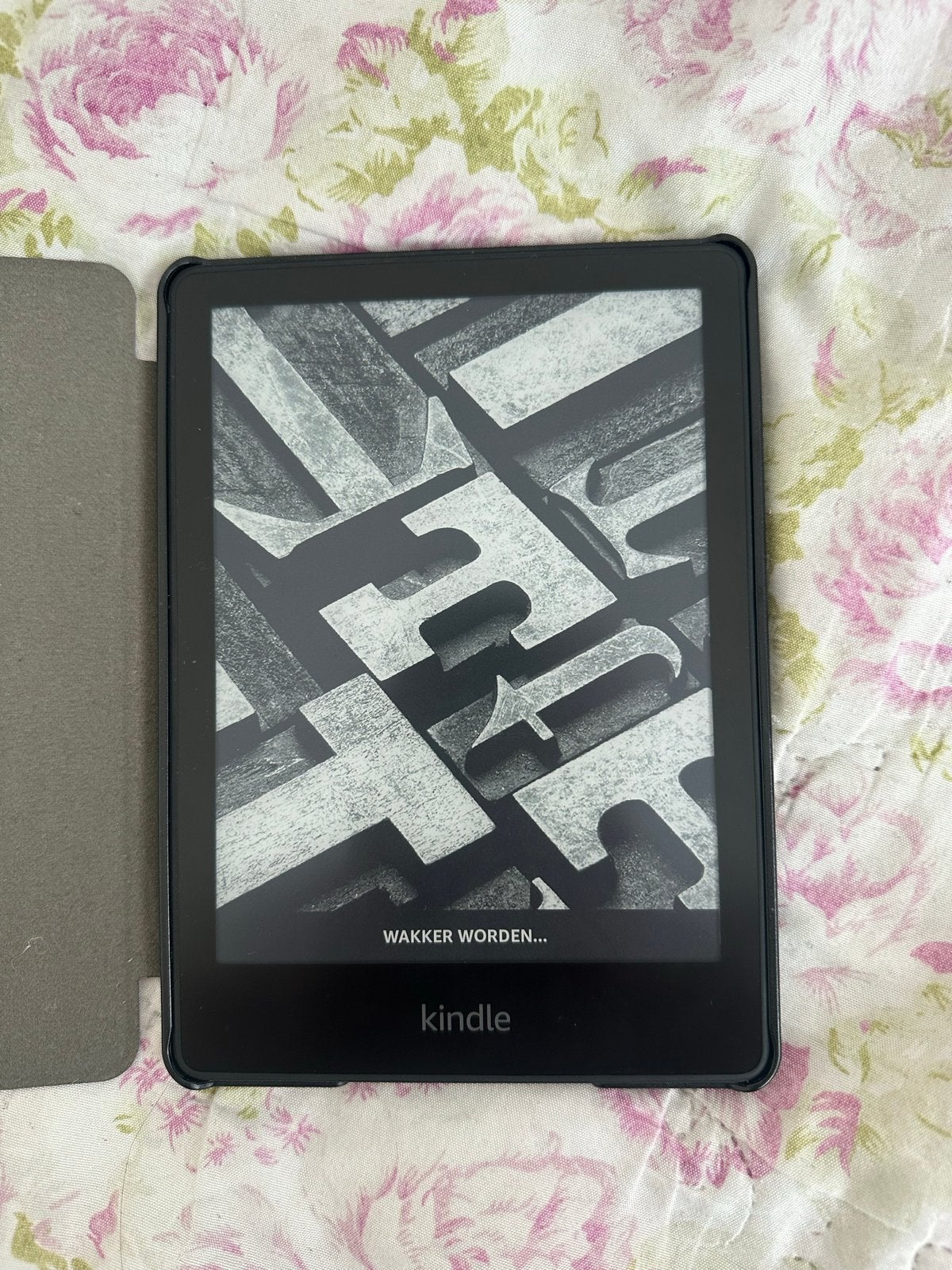 Kindle Paperwhite 11e generatie met hoesje, Ophalen of Verzenden, Zo goed als nieuw, 16 GB of meer, Touchscreen