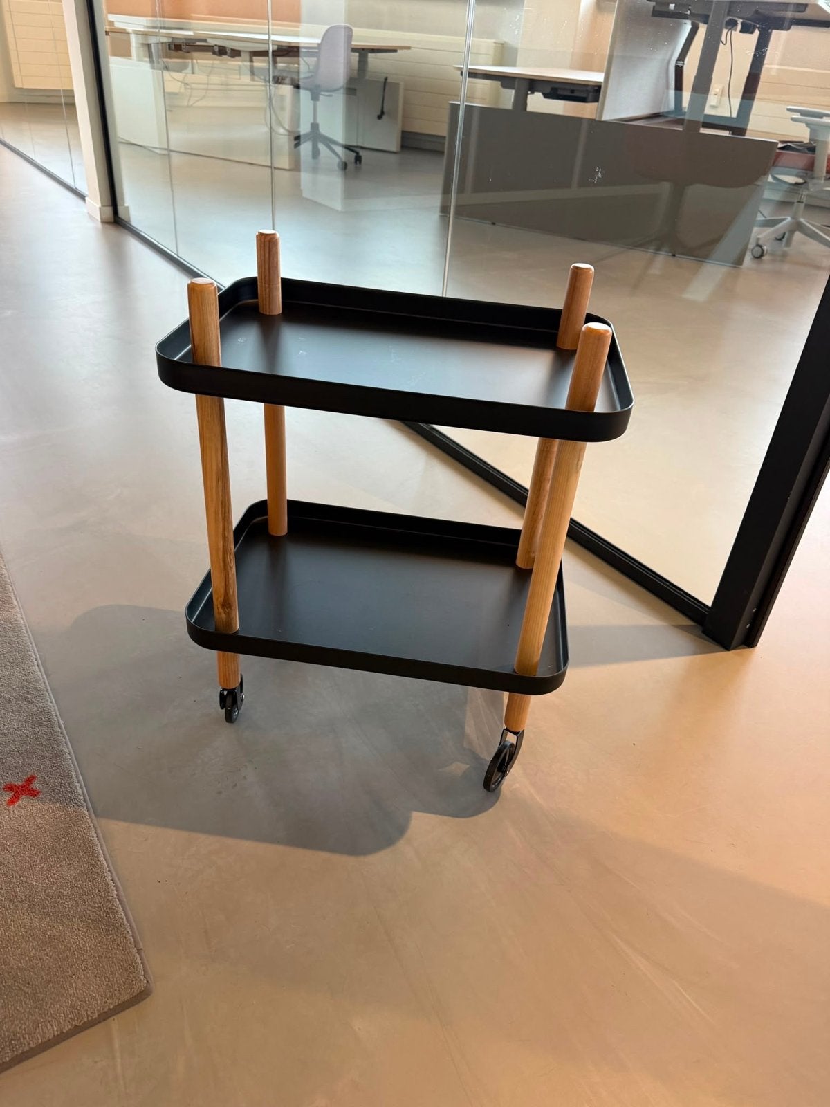 Verrijdbare trolley Normann Copenhagen zwart eiken onderstel, Ophalen, Minder dan 55 cm, Zo goed als nieuw, 60 cm of meer