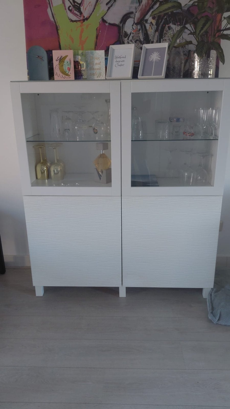 Witte vitrinekast met glazen deuren en opbergruimte, Ophalen, Gebruikt, 50 tot 100 cm, 150 tot 200 cm