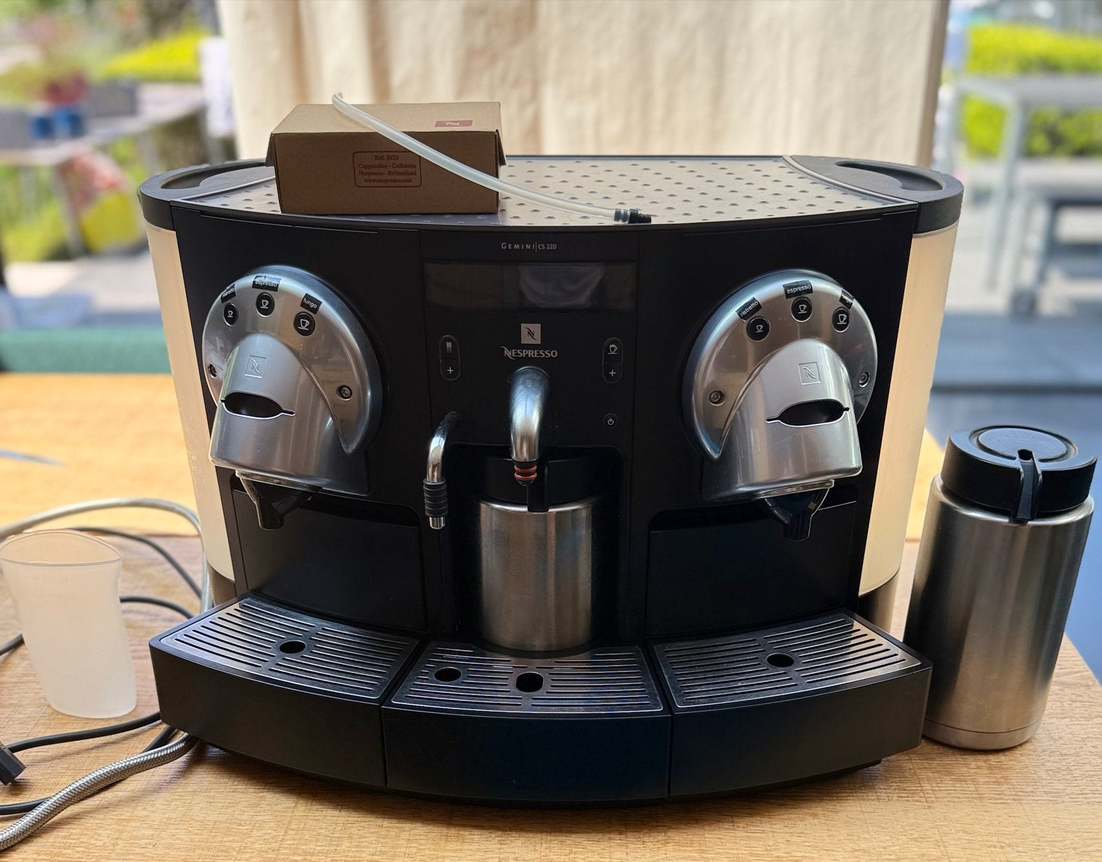 Nespresso Gemini CS220 met 2 thermoskannen voor melk, Witgoed en Apparatuur, Ophalen, Gebruikt, 10 kopjes of meer, Koffiemachine