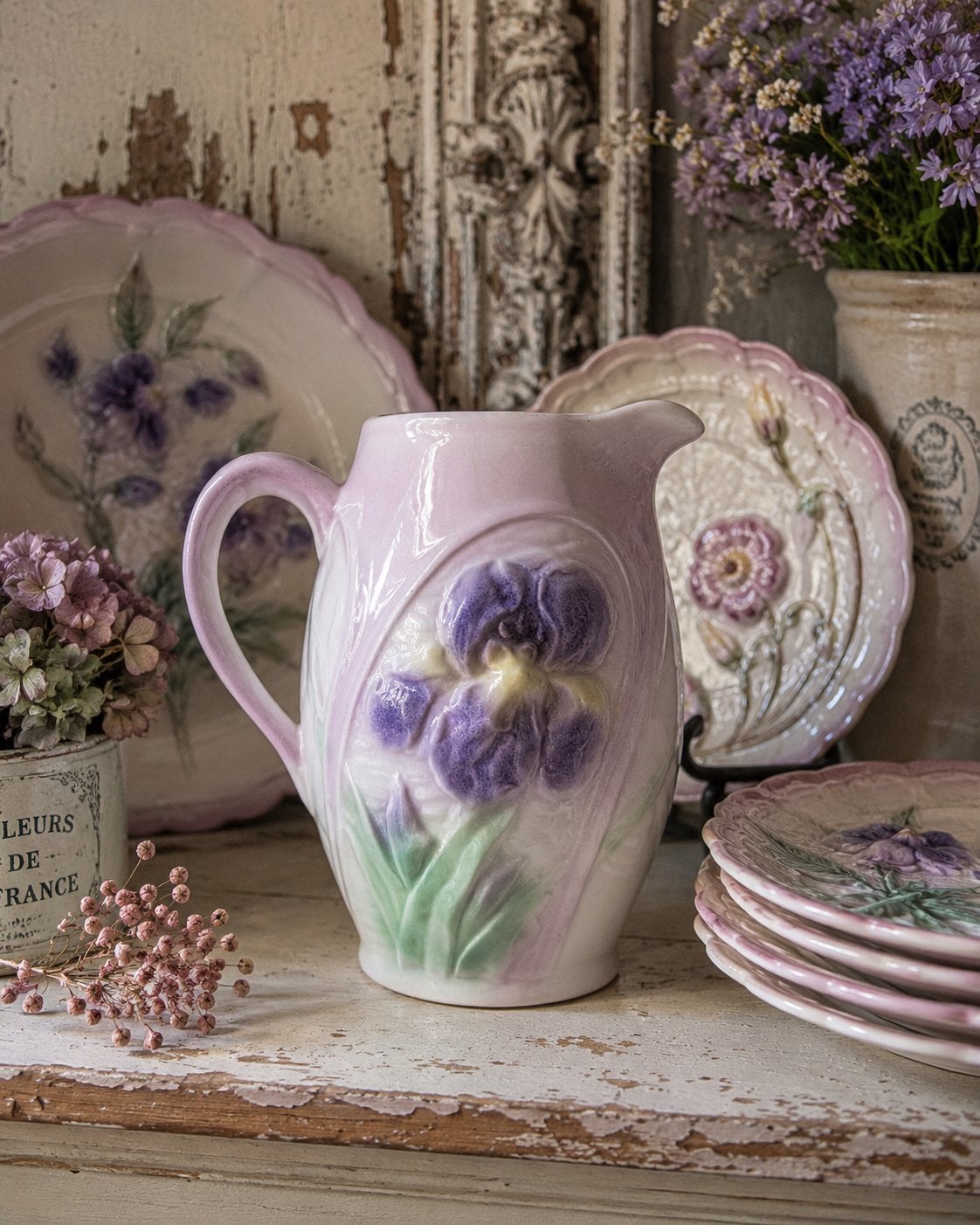 Brocante Barbotine Kan met Iris Decor - Roze/Paars, Antiek en Kunst, Ophalen of Verzenden