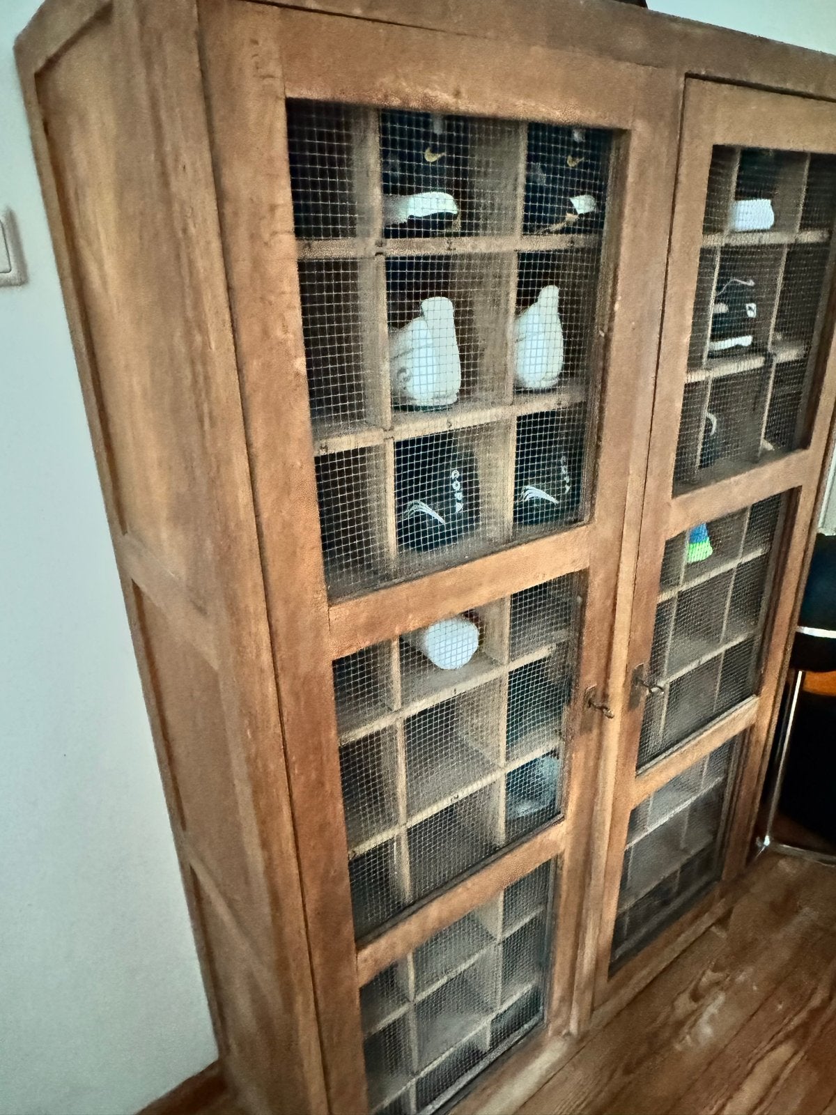 Vintage houten schoenenkast met gaasdeuren. Antieke locker, Ophalen