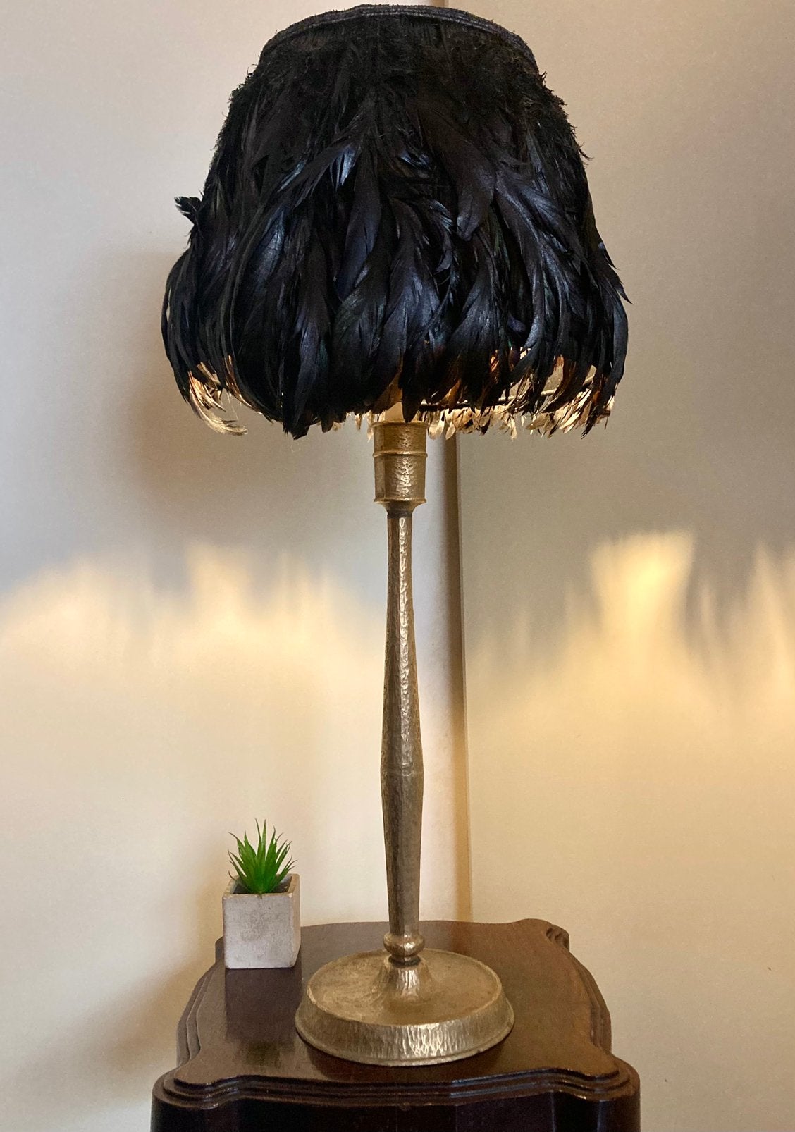 Vintage design lamp zwarte echte veren messing voet., Ophalen, Overige materialen, E27 (groot), Zo goed als nieuw