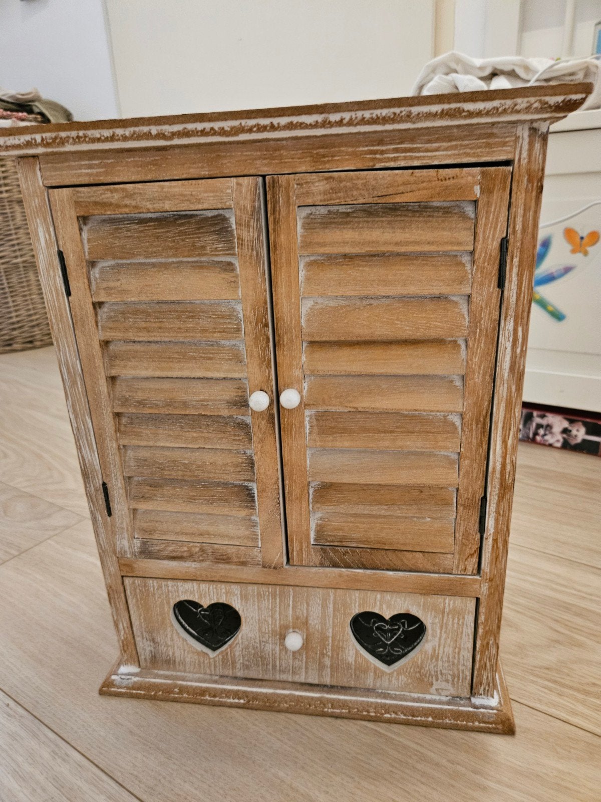 Houten kastje met luikdeurtjes en hartjes, Ophalen