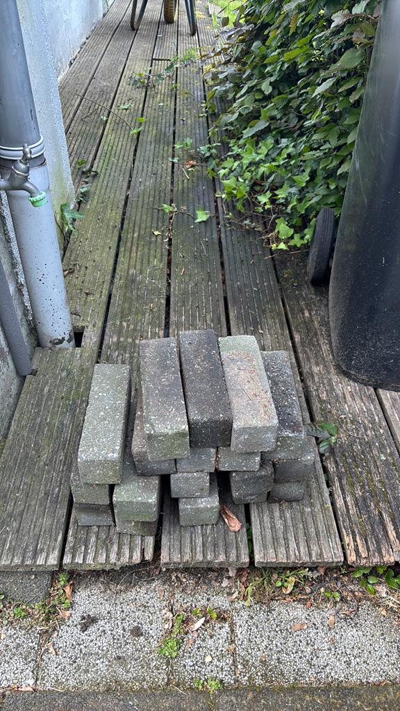 17 tegels gratis op te halen, Ophalen, Gebruikt, Beton, Terrastegels