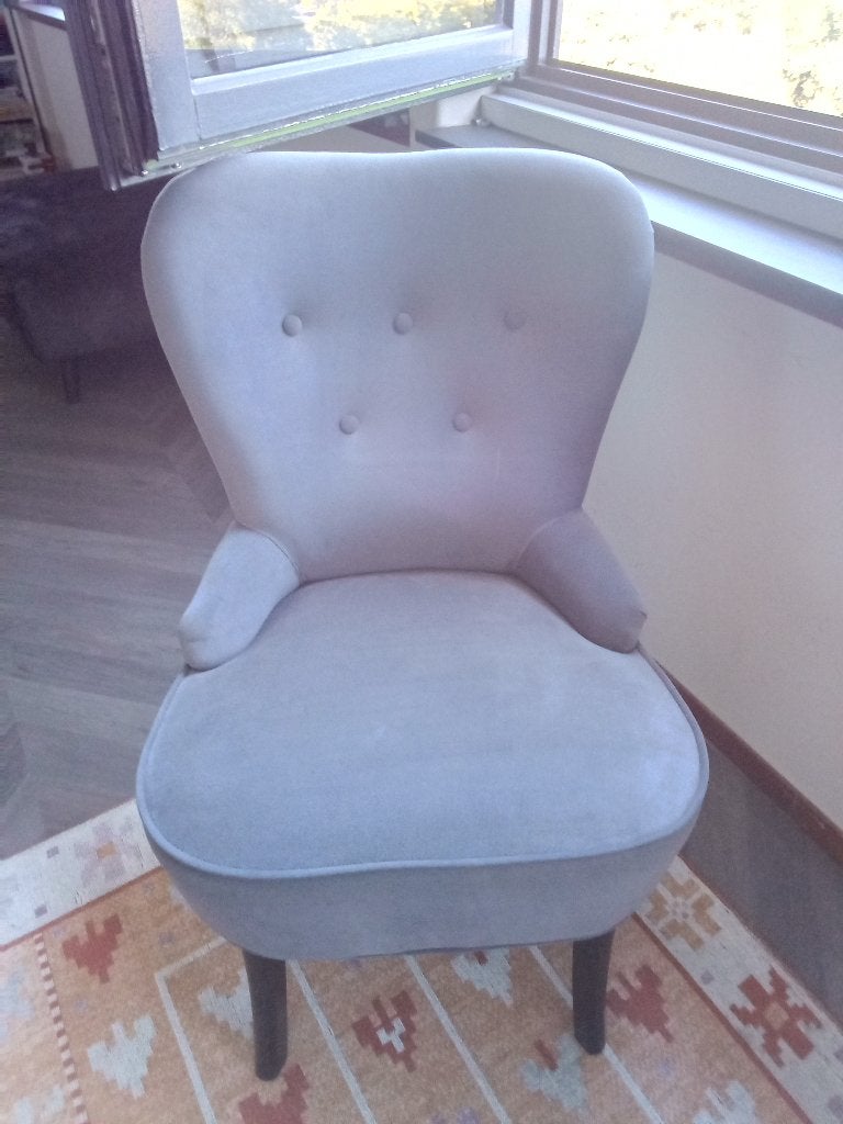 Stijlvolle grijze fauteuil met knoopdetails, Huis en Inrichting, Fauteuils, Ophalen, Modern klassiek, 75 tot 100 cm, Zo goed als nieuw