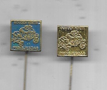 KONINKLIJK HUIS DE GOUDEN KOETS PRINSJESDAG 2 SPELDEN, Verzamelen, Ophalen of Verzenden, Gebruikt, Overige onderwerpen, Speldje of Pin