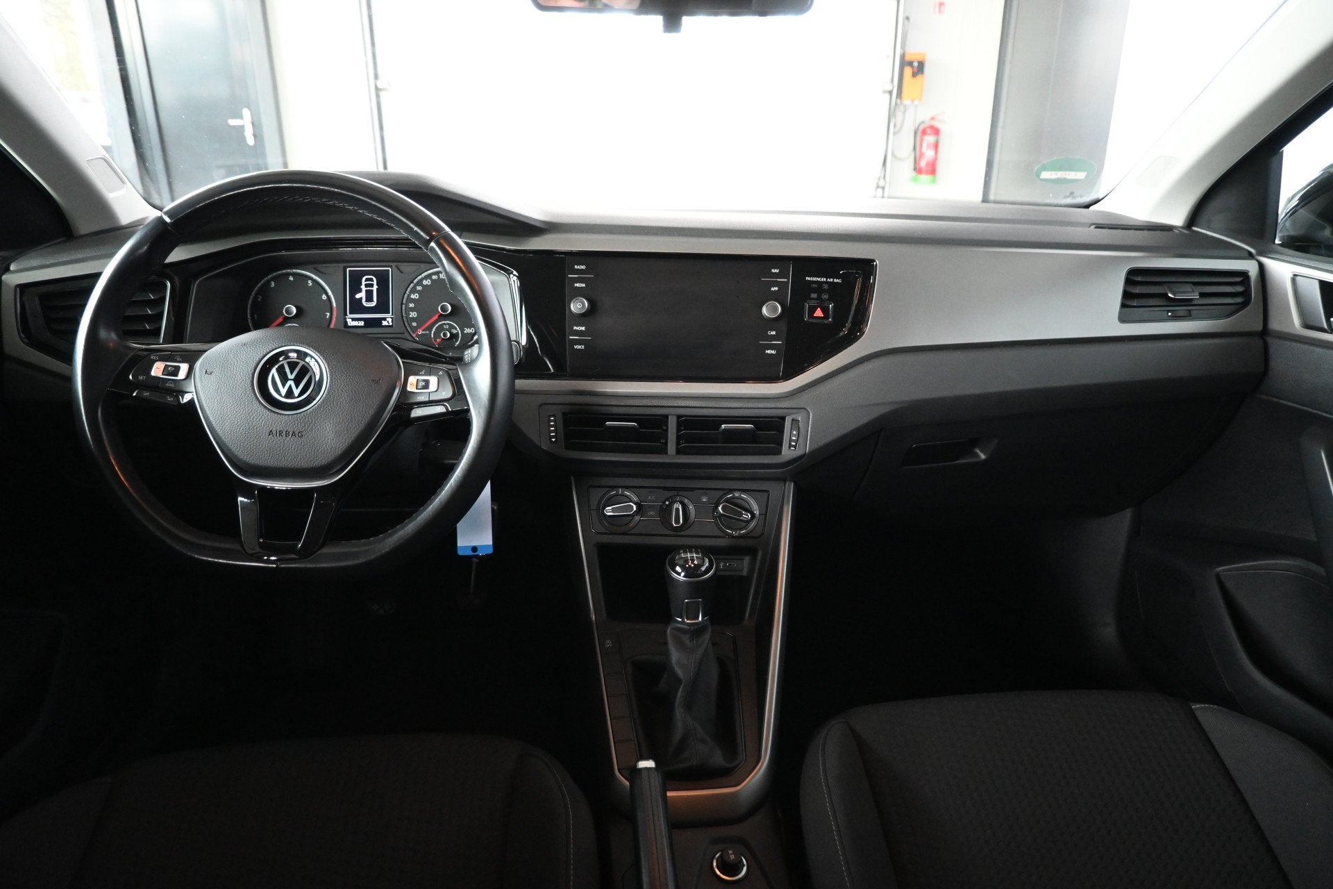 Foto 2 van Volkswagen Polo 1.0 TSI R-Line Edition Airco Carplay Cruise