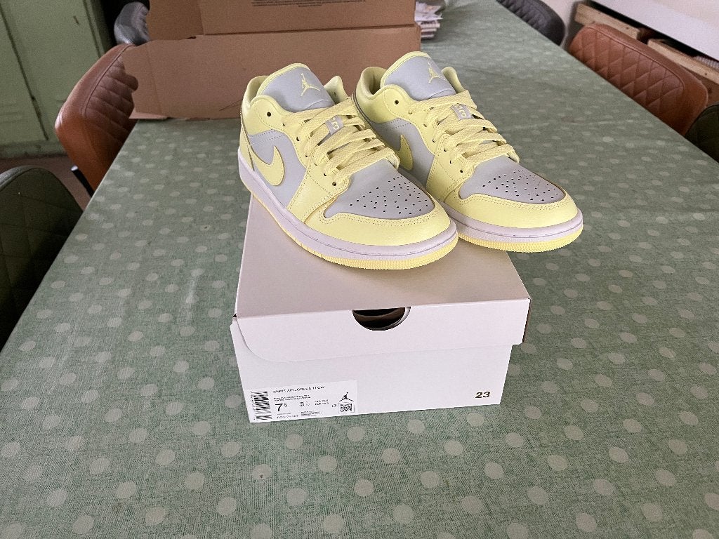 Nike Air Jordan 1 Low Lemonade - 38,5, Kleding | Dames, Schoenen, Geel, Nike, Nieuw, Ophalen of Verzenden