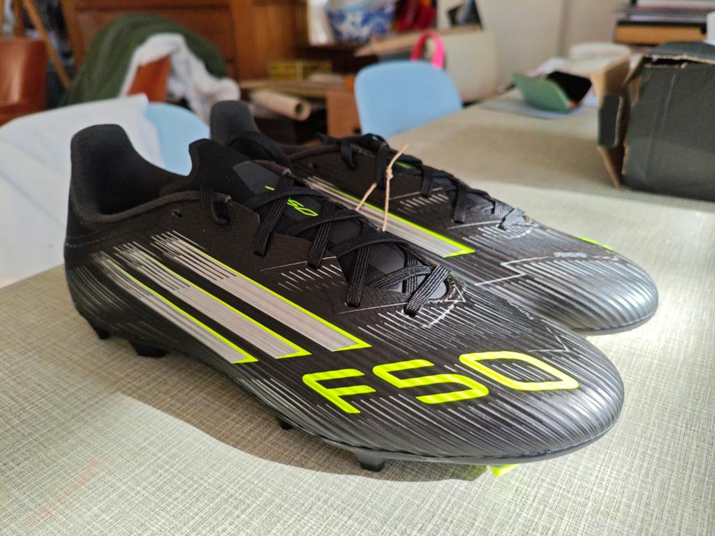 Nieuwe Adidas F50 League voetbalschoenen - Zwart/Neon, Groter dan maat XL, Schoenen, Nieuw, Ophalen of Verzenden