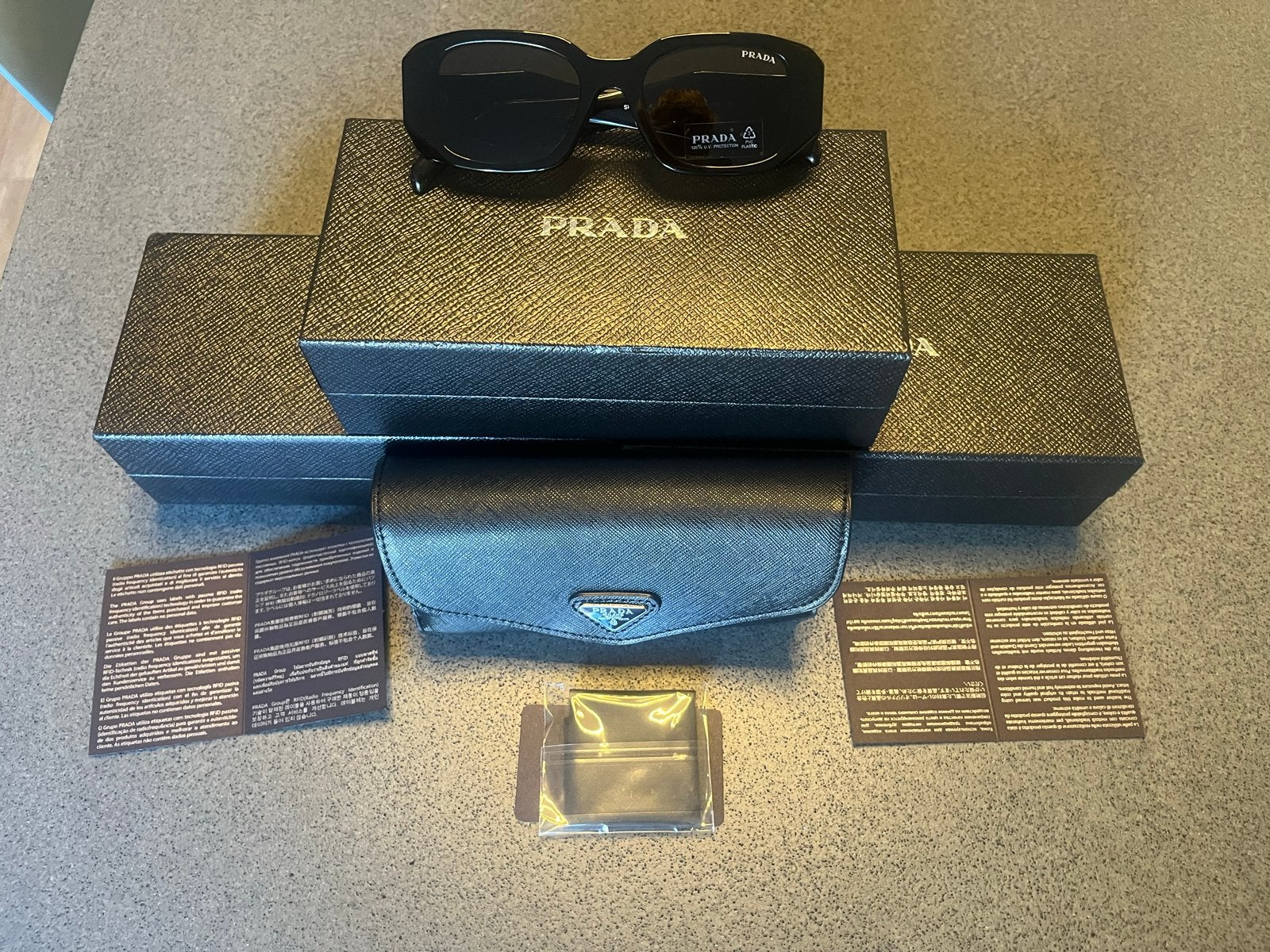 Nieuwe Prada Zonnebril - Stijlvol en Ongebruikt, Zonnebril, Prada, Zwart, Nieuw