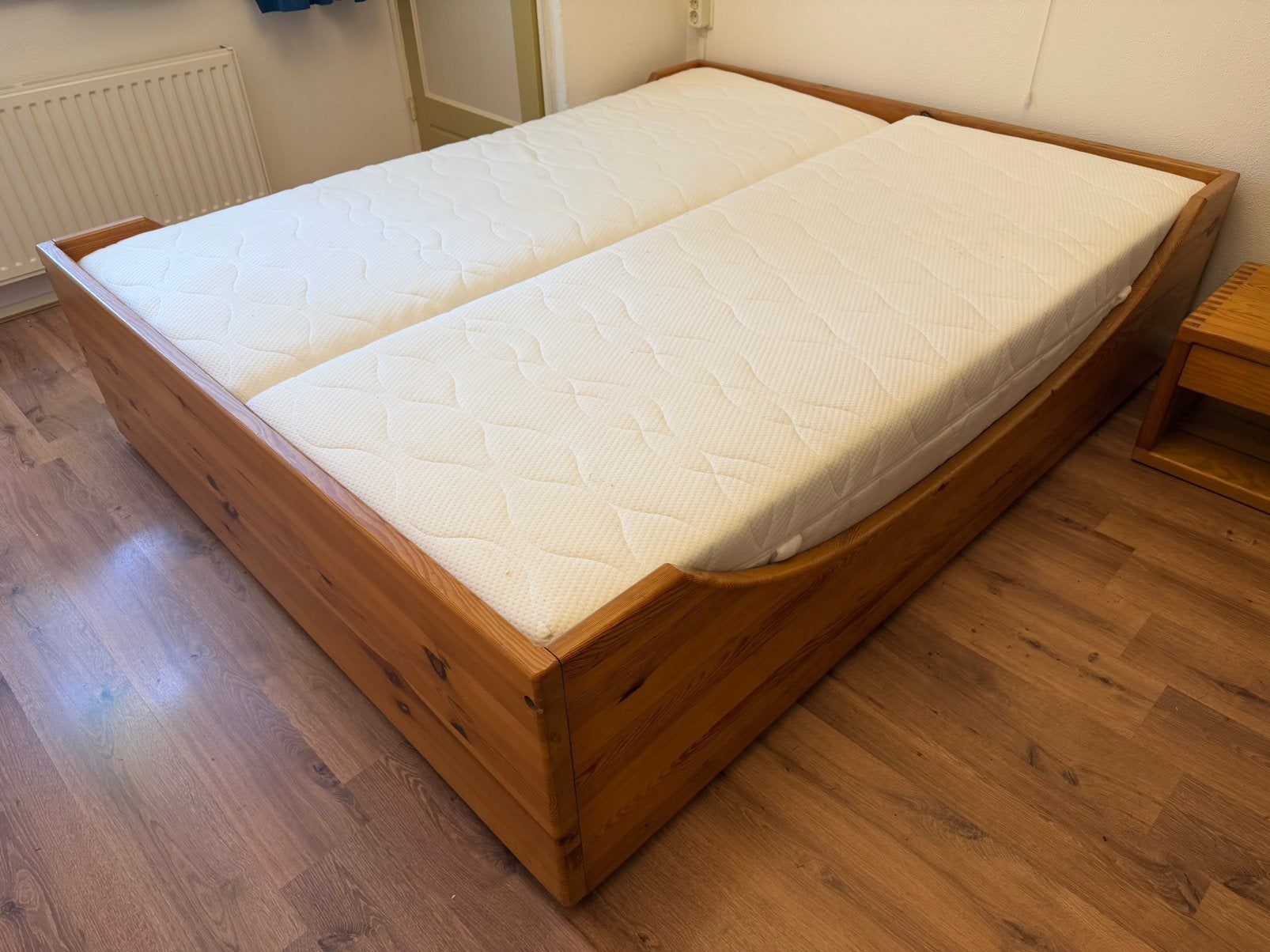 Houten 2 pers. bed van Houtwerk Hattem, Ophalen, 90 cm, Eenpersoons, Zo goed als nieuw