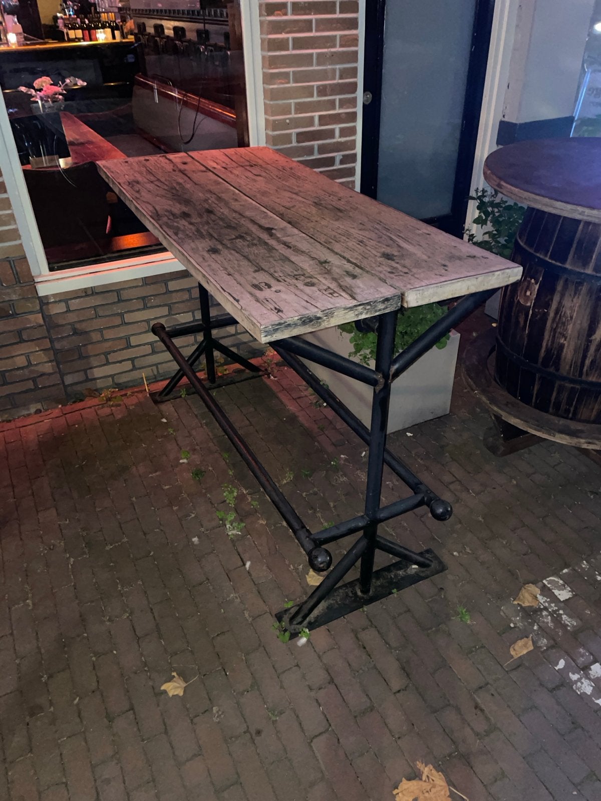 Robuuste houten statafel met metalen onderstel, Gebruikt, 100 tot 150 cm, Rechthoekig, Drie personen