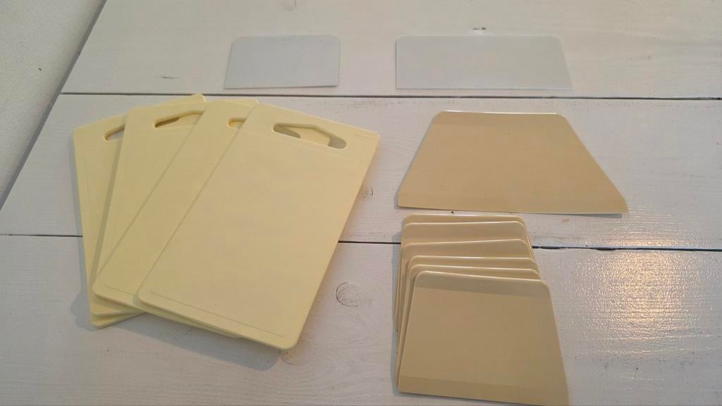 Deegkrabbers (tafelschrapers) en snijplanken, Beige, Gebruikt, Kunststof, Snij-/serveerplank