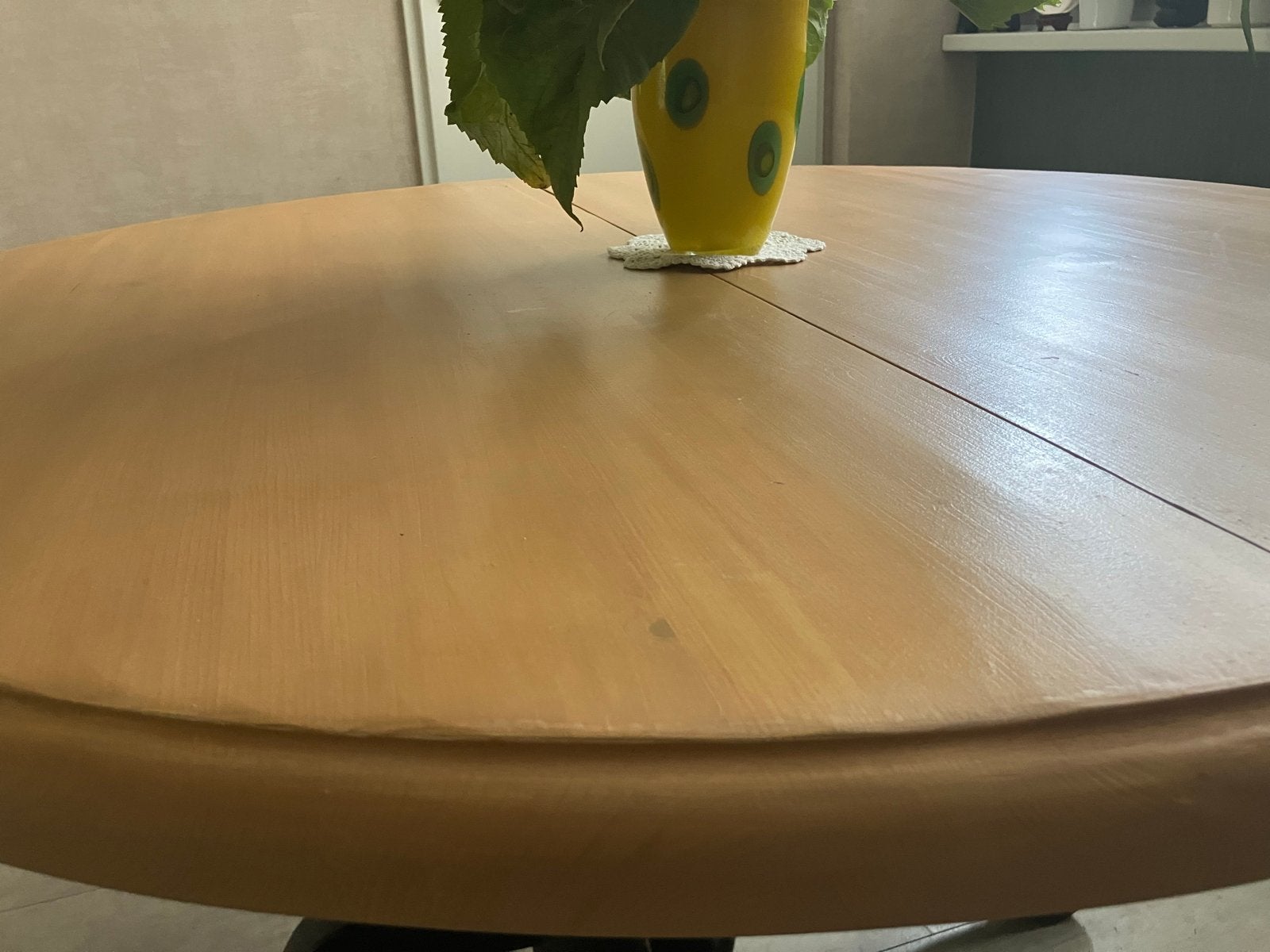 Uitschuifbare grenen eettafel met zwarte bolpoot, Gebruikt, 100 tot 150 cm, Rond, Ophalen of Verzenden