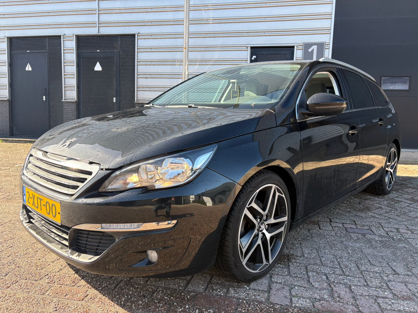Peugeot 308 1.6 E-hdi 88 KW SW 2014 Zwart, Voorwielaandrijving, 4 cilinders, Zwart, 140 €/maand
