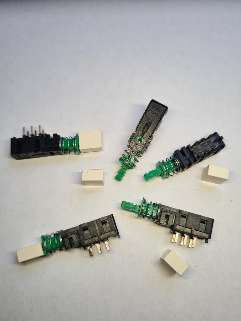 10-stuks: Alps 2-polig wissel schakelaar non-latching, Ophalen of Verzenden, Nieuw