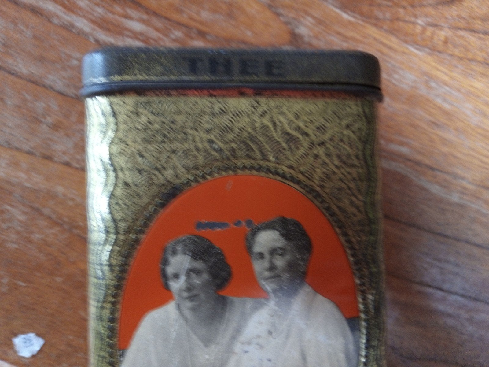 Vintage theeblik met afbeelding en kroon, 10x10x18 cm, Verzamelen, Ophalen of Verzenden, Gebruikt, Thee, Overige merken
