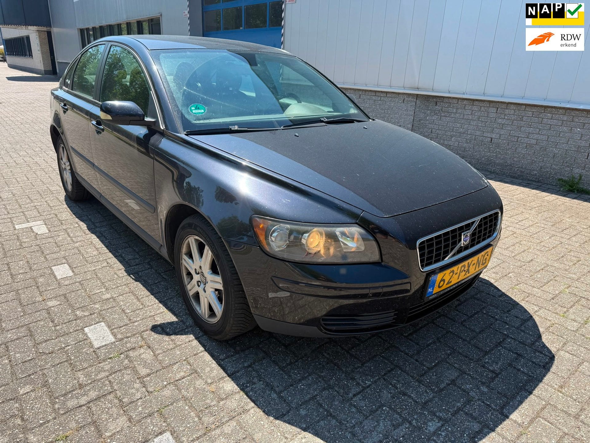 Volvo S40 1.8 Momentum, Auto's, Voorwielaandrijving, Stoelverwarming, Gebruikt, Zwart