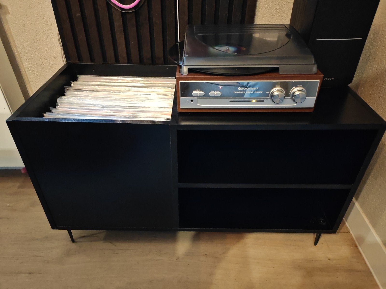 Platenspeler met ingebouwde speakers en radio + platenkast, Ophalen of Verzenden, Gebruikt, Platenspeler, Overige merken
