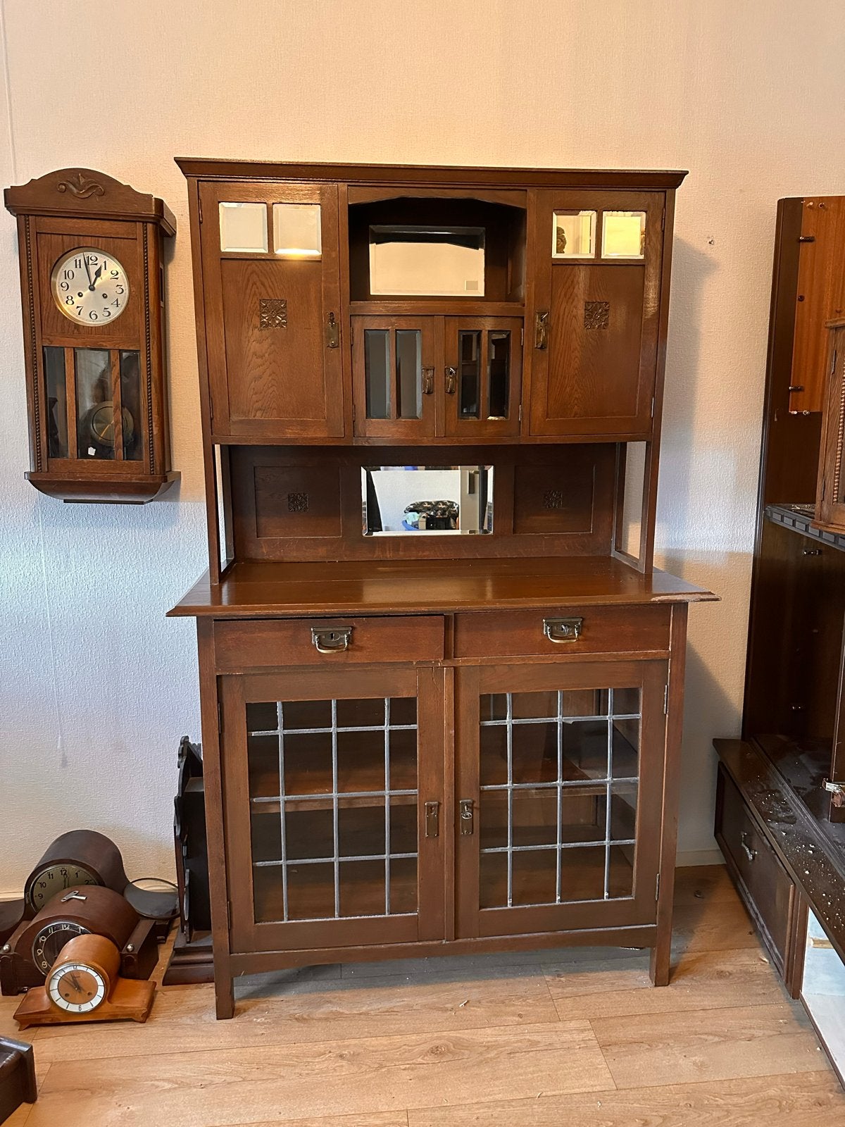 Antieke Eiken Buffetkast met Glas-in-lood en Snijwerk, Antiek en Kunst, Ophalen