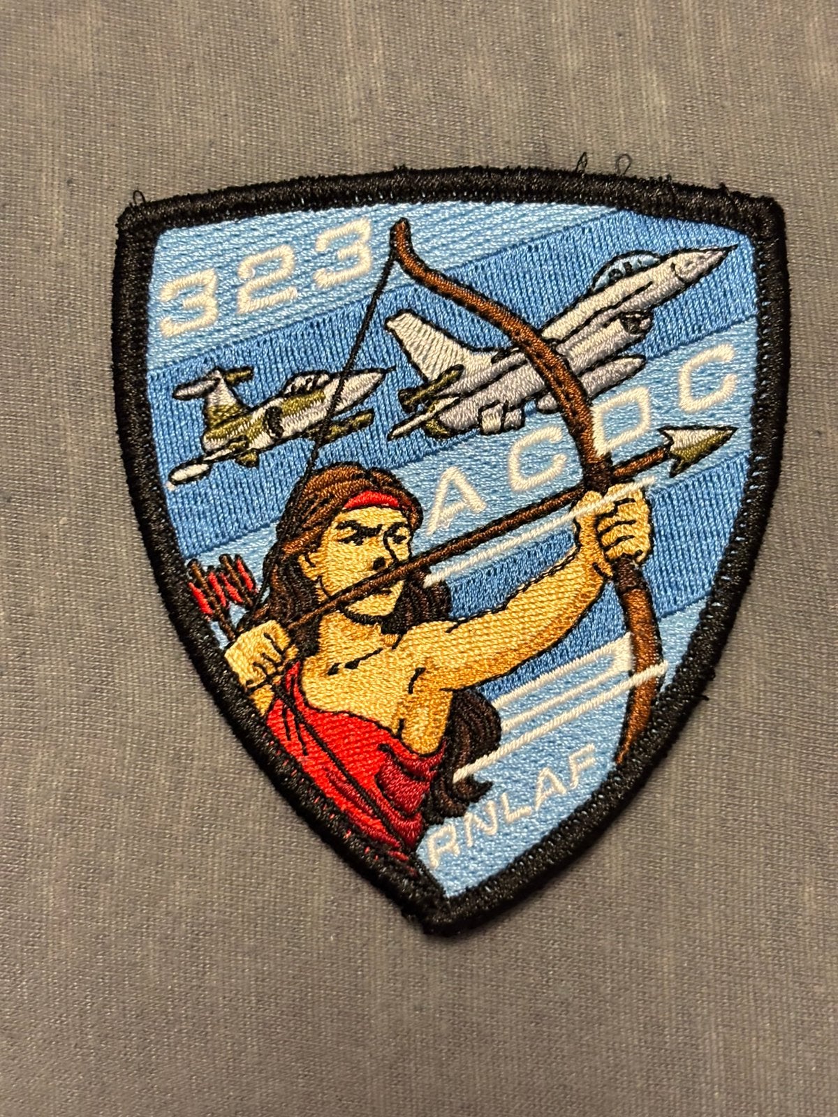 Embleem 323 SQN ACDC RNLAF, Verzenden, Luchtmacht, Nederland, Embleem of Badge