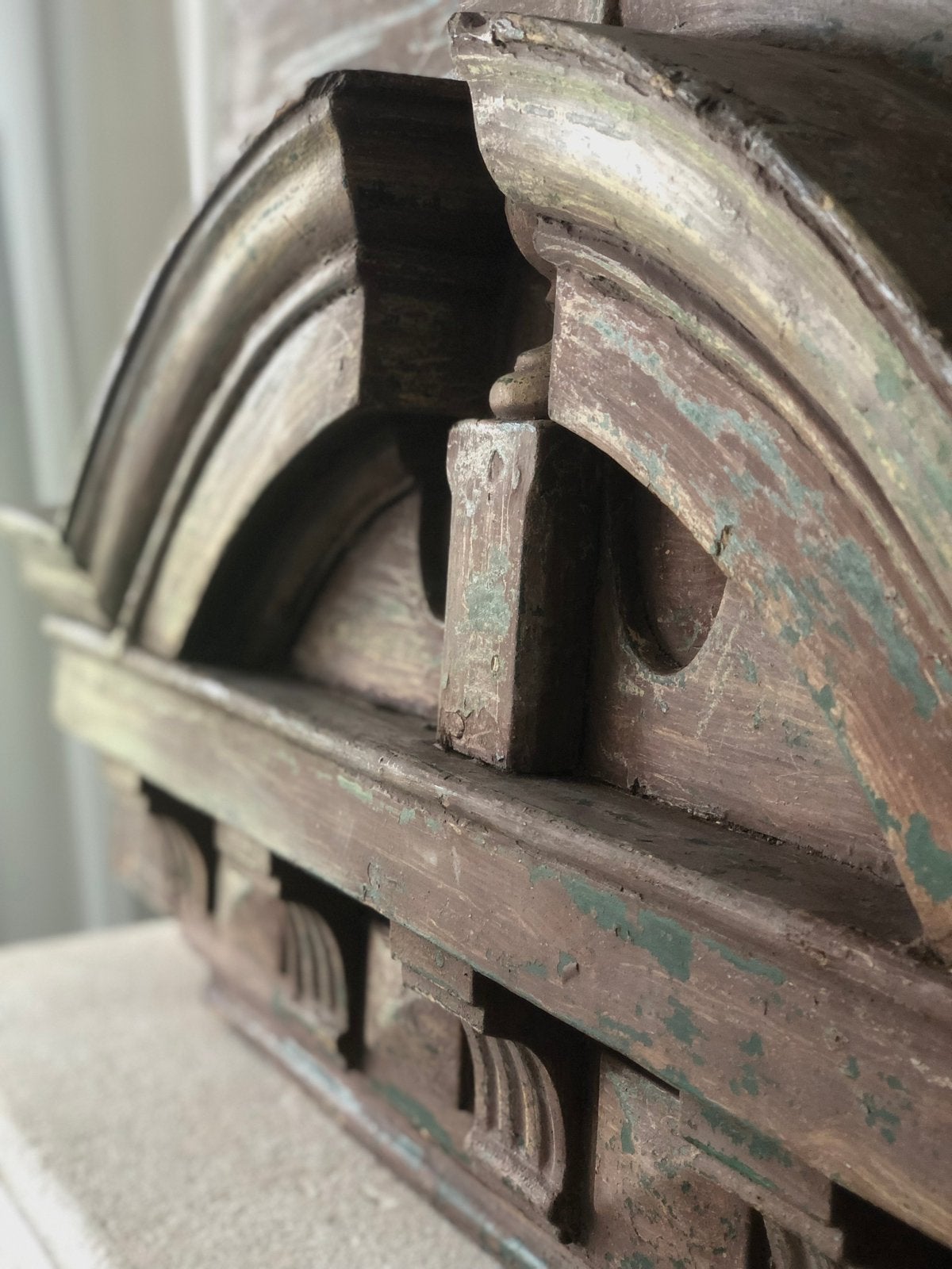 Groot oud houten pediment ornament sober sleets imperfect, Ophalen