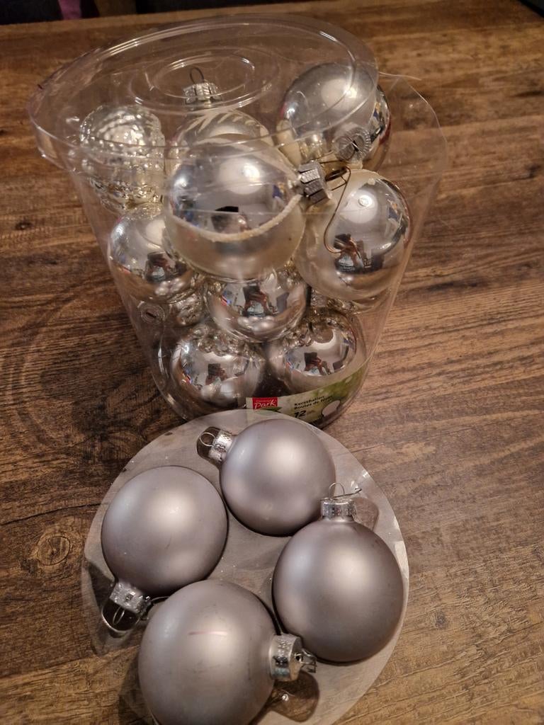 Zilverkleurige kerstballen, Diversen, Ophalen of Verzenden, Gebruikt