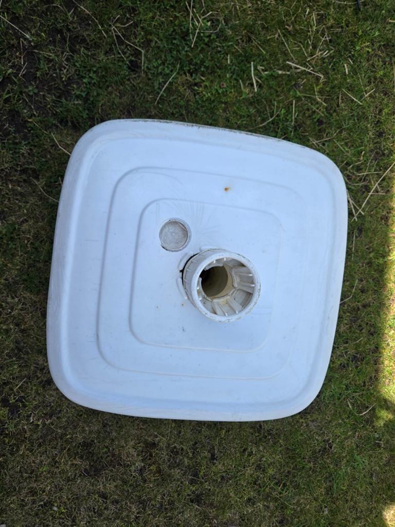 Gratis plastic parasolvoet, Ophalen, Gebruikt, Minder dan 1 meter, Parasolvoet