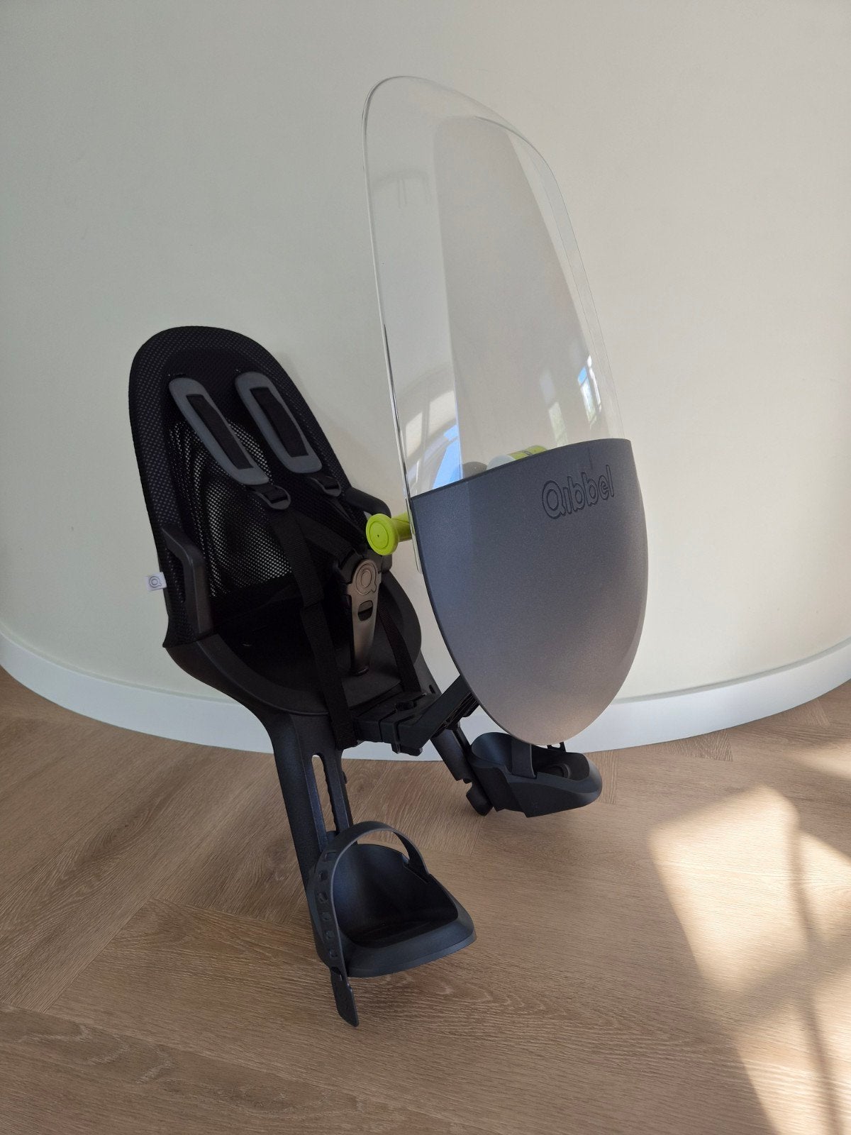 Qibbel Voorzitje met Windscherm en Stuurtje - Nieuwstaat, Ophalen, Voetsteuntjes, 0 t/m 18 kg, Voorzitje