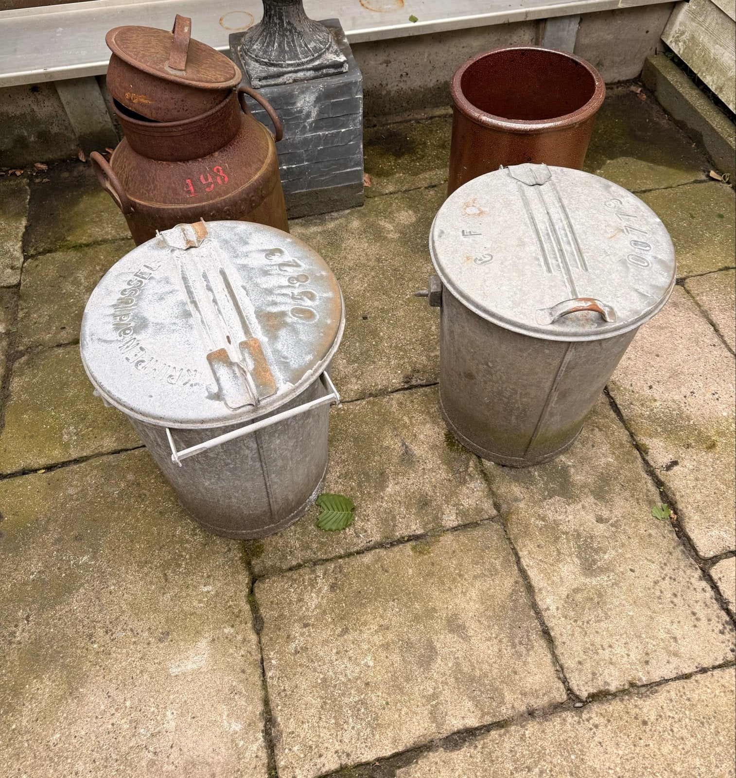 Set van 2 vintage metalen vuilnisbakken met deksel, Ophalen